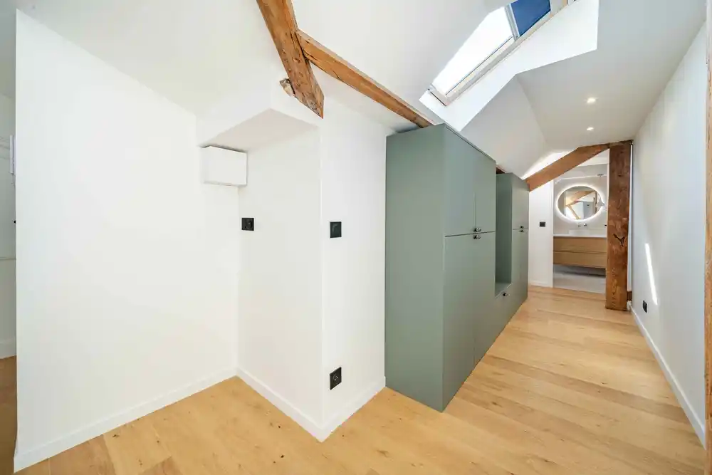 Les étapes d'un projet avec un architecte d'intérieur, du premier appel à la livraison 1 Studio sous combles à Nice après rénovation clé en main, poutres apparentes et rangements vert sauge